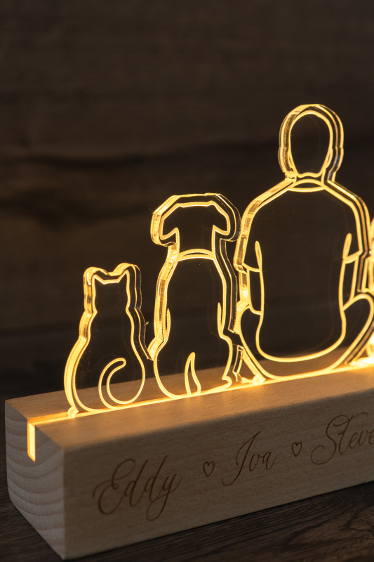 Personalisierte Familien-LED Lampe aus Acrylglas mit gravierten Namen auf Holzsockel, Familien-Silhouette mit Kindern und Haustieren, warmweißes Licht